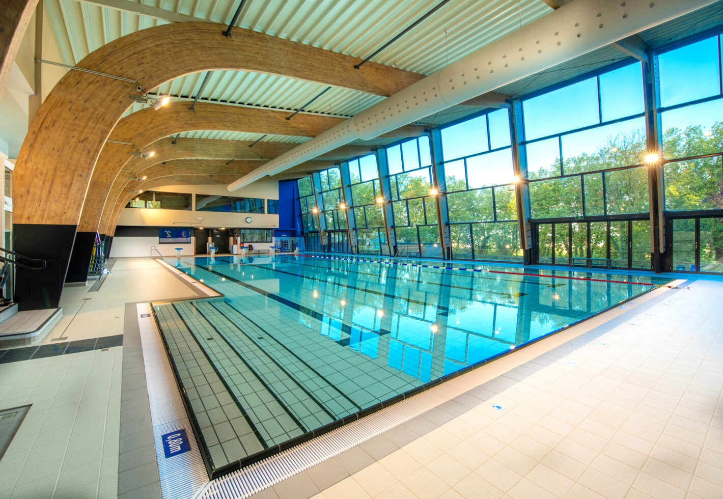 Piscine vise intérieur retouché